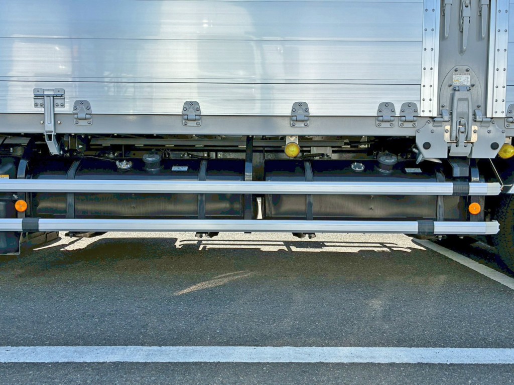 燃料タンクは300Lが2つ付いています。|いすゞ ギガ 2PG-CYJ77Dの写真15