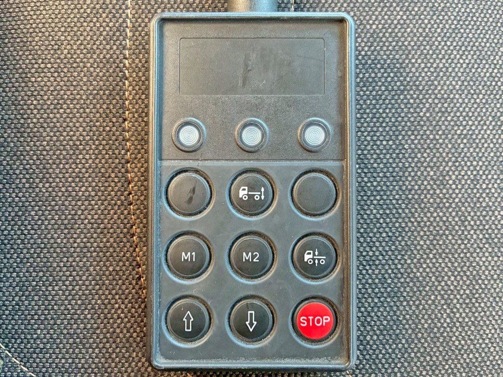 エアサスのコントローラーです。|いすゞ ギガ 2PG-CYJ77Dの写真17
