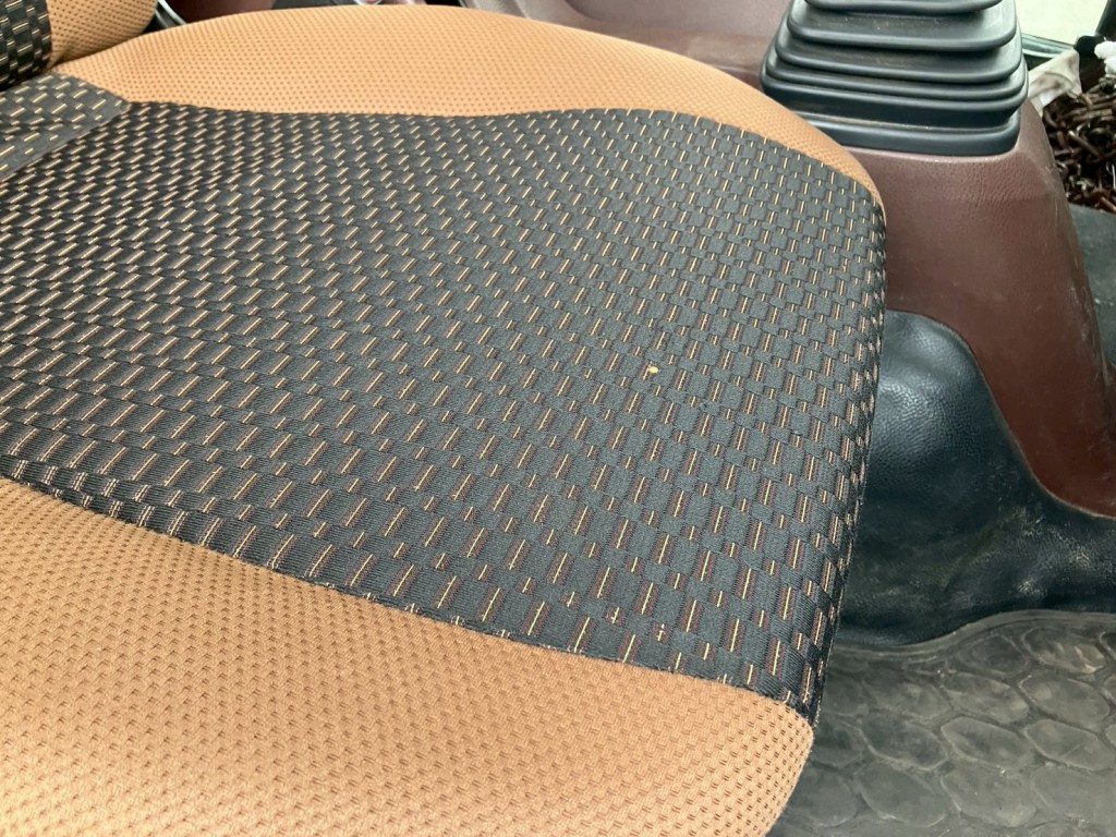 運転席シート焦げ穴です。|日野 レンジャー 2KG-FX2ABA(4WD)の写真23