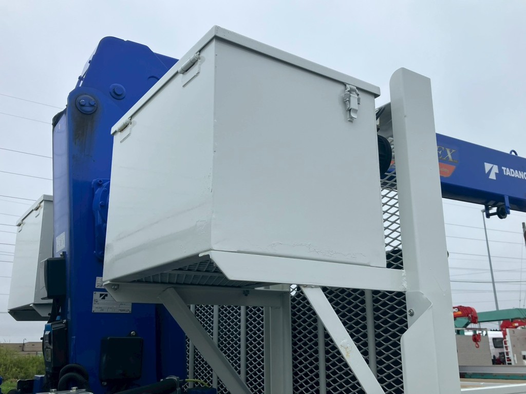 プロテクタ前方左右に工具箱が付いております|日野 レンジャー 2KG-FX2ABA(4WD)の写真32