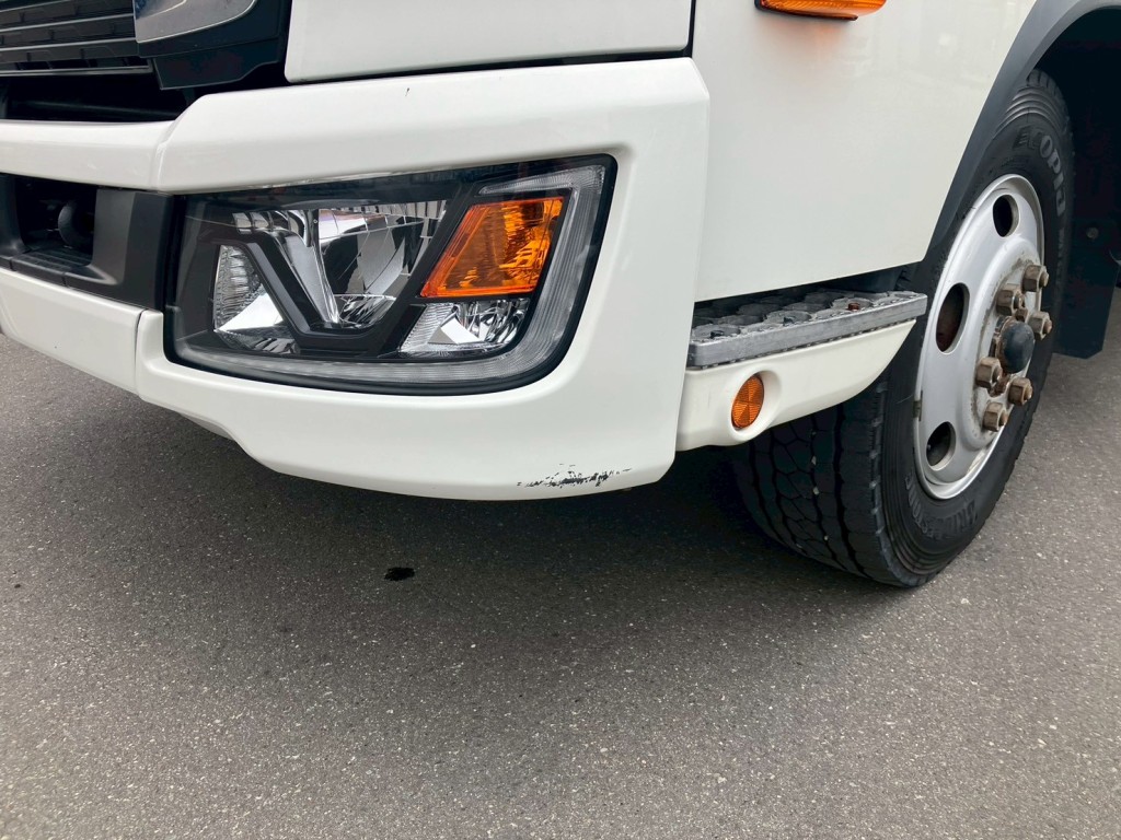 助手席側フロントバンパーにスリキズがあります|日野 レンジャー 2KG-FX2ABA(4WD)の写真35