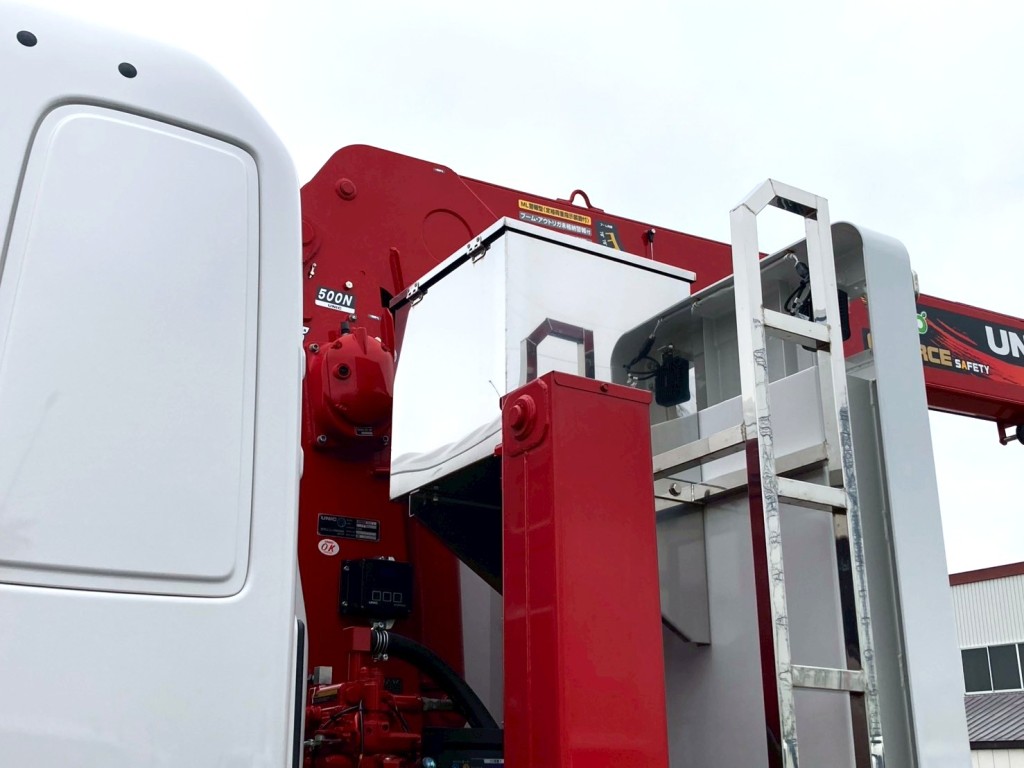 プロテクター上部左右に工具箱が付いています。|日野 プロフィア 2DG-FW1AHCの写真14