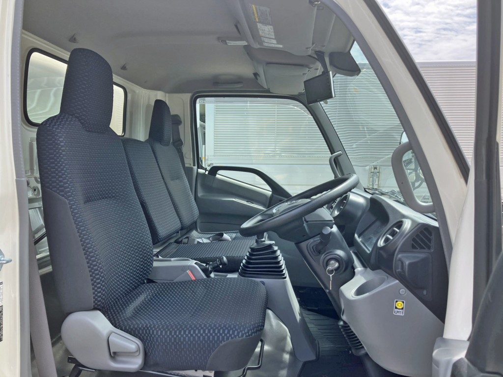 乗車定員は3名です。|日野 デュトロ 2RG-XZU712M(2WD)の写真7