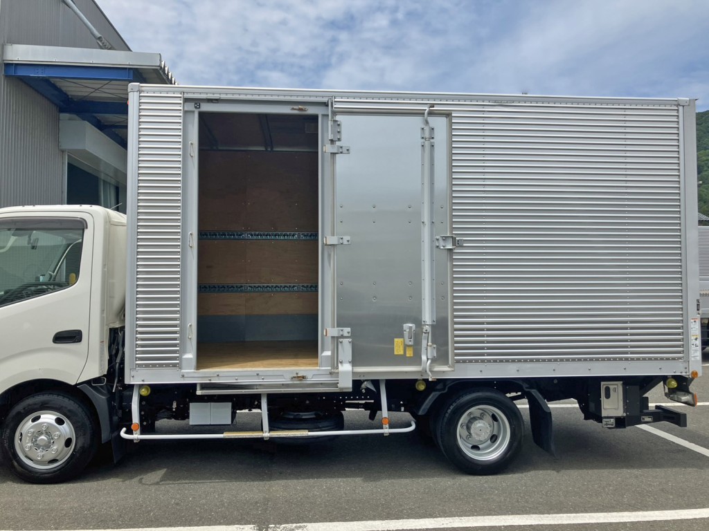 サイドドアを開いた状態です。|日野 デュトロ 2RG-XZU712M(2WD)の写真20