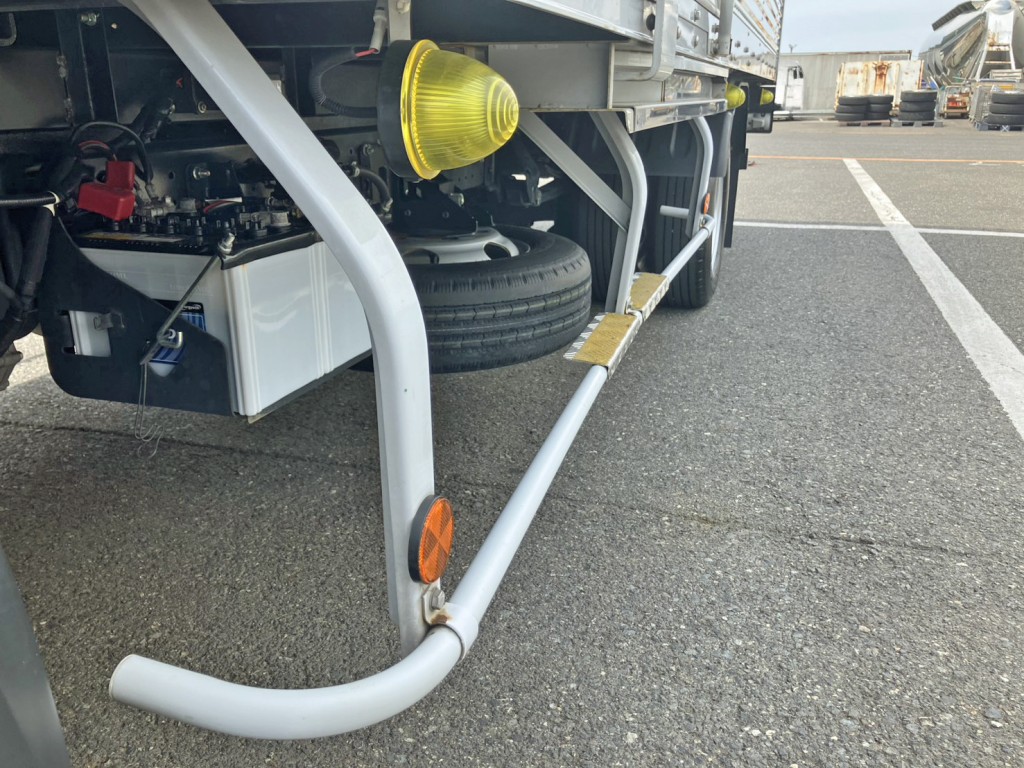 助手席側サイドバンパーが歪んでいます。|日野 デュトロ 2RG-XZU712M(2WD)の写真23