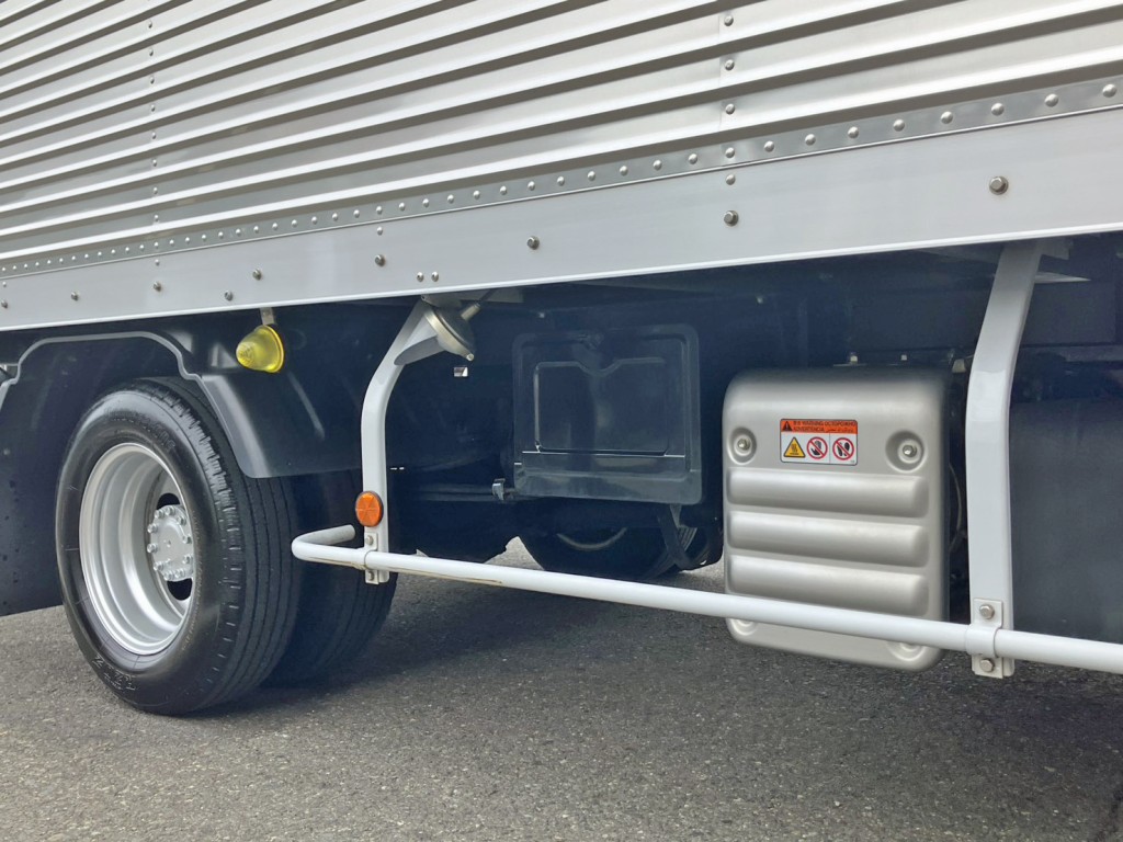 ボディー運転席側中央部に工具箱があります。|日野 デュトロ 2RG-XZU712M(2WD)の写真24