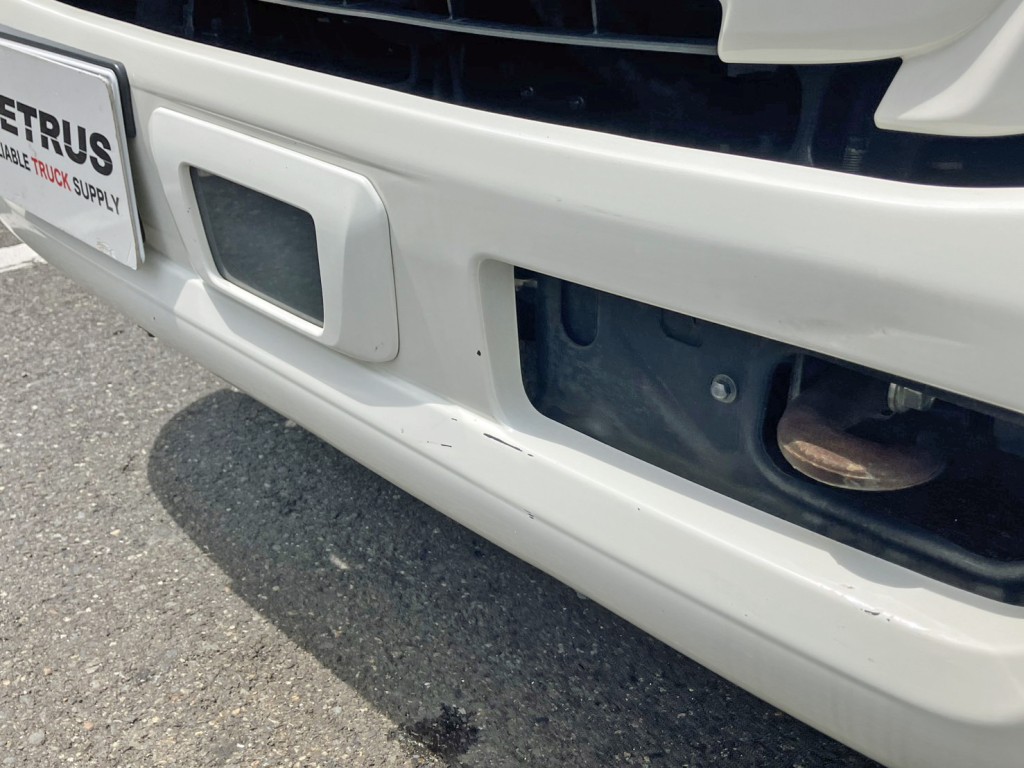 フロントバンパー中央下部に傷があります。|日野 デュトロ 2RG-XZU712M(2WD)の写真25