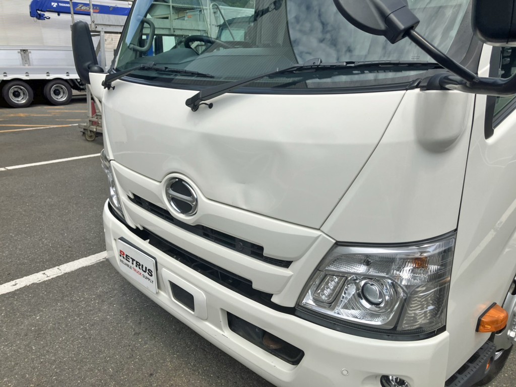 フロントパネル中央にへこみがあります。|日野 デュトロ 2RG-XZU712M(2WD)の写真26