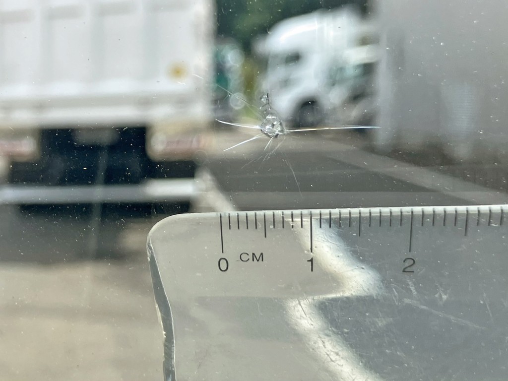 フロントガラスの運転席側下部に飛び石跡があります。|日野 デュトロ 2RG-XZU712M(2WD)の写真27