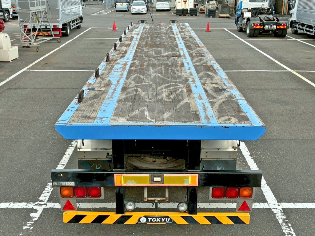 床は板張りです。(傾斜台車の為床板がななめになります)|東急 TF28H7B2Sの写真9