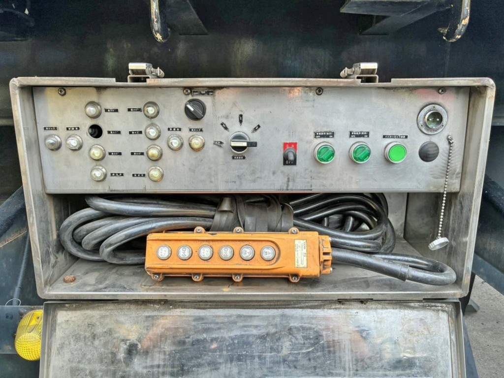 運転席側前方に傾斜作動装置が付いています。|東急 TF28H7B2Sの写真24