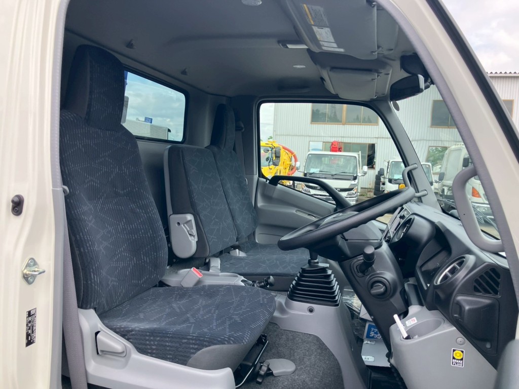 乗車定員は3名です。|日野 デュトロ 2KG-XZU730M(2WD)の写真6