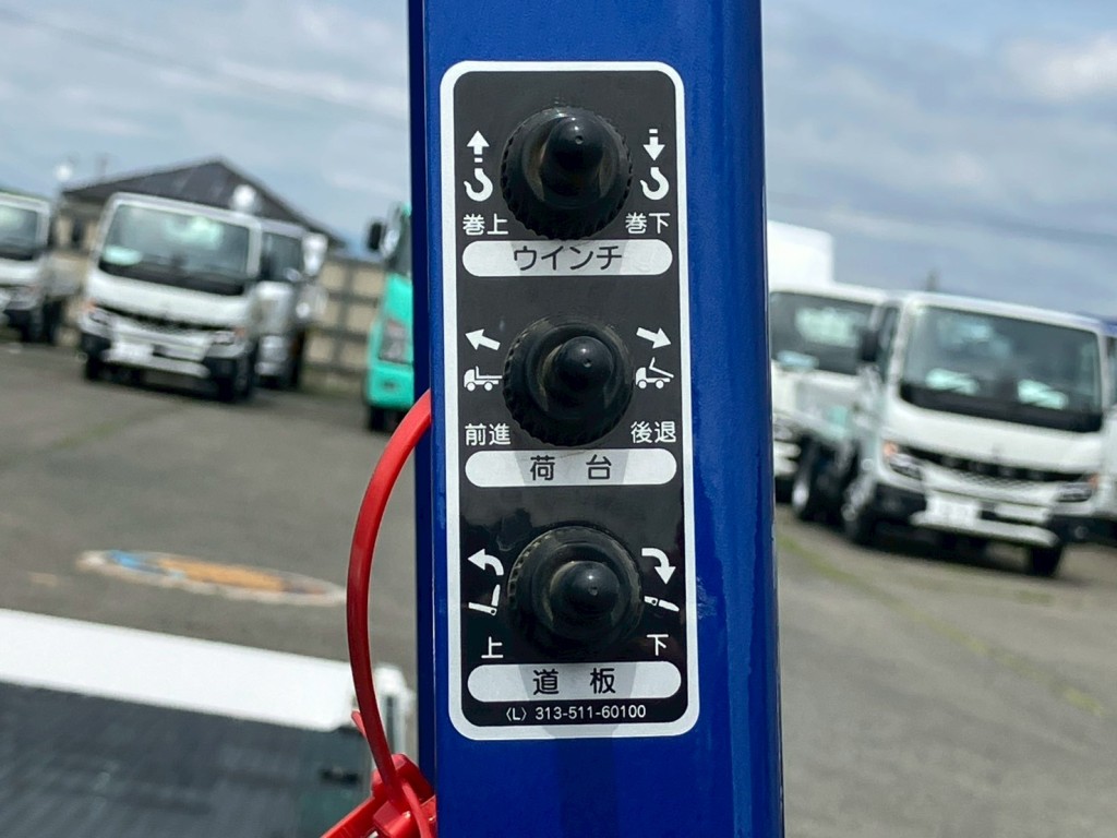 助手席側鳥居にボディー・歩み・ウインチの操作スイッチがあります。|日野 デュトロ 2KG-XZU730M(2WD)の写真14