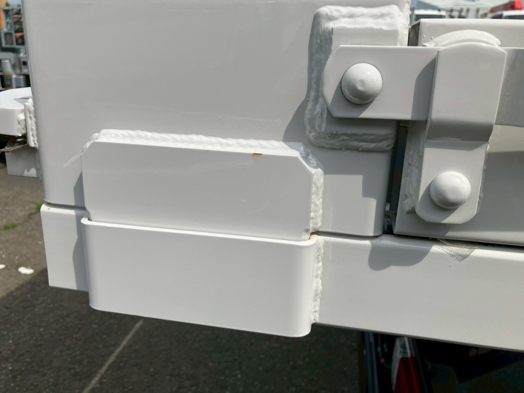 運転席側ボディー後方柱にキズ・サビがあります。|日野 デュトロ 2KG-XZU730M(2WD)の写真22