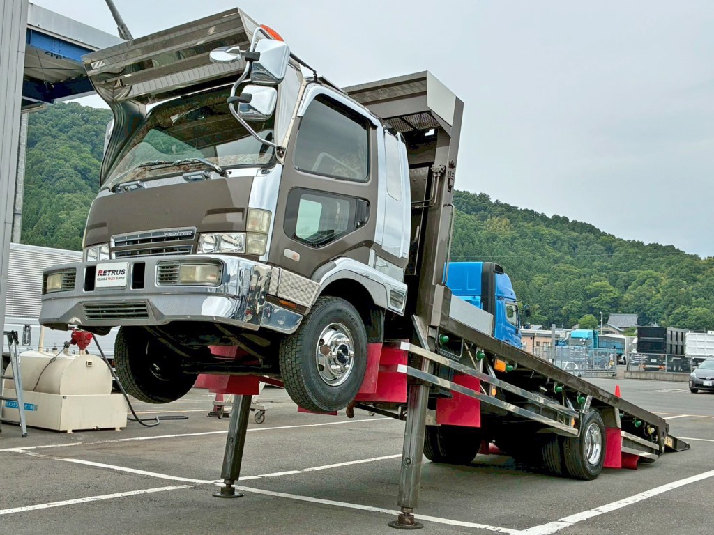 フロント周り、メッキパーツで飾っています。|三菱 ファイター PA-FK61FK(2WD)の写真1