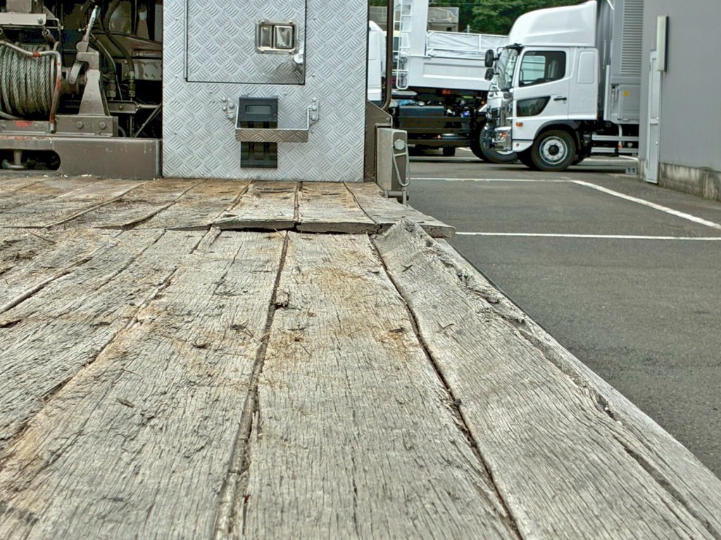 運転席側前方の板張りに割れ、歪みがあります。|三菱 ファイター PA-FK61FK(2WD)の写真11