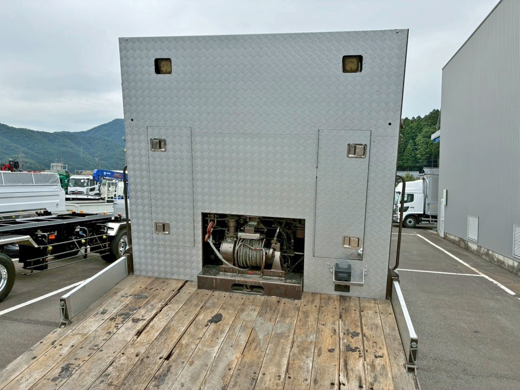ウインチ付きです。(プロテクターに縞板アルミが張られています)|三菱 ファイター PA-FK61FK(2WD)の写真13