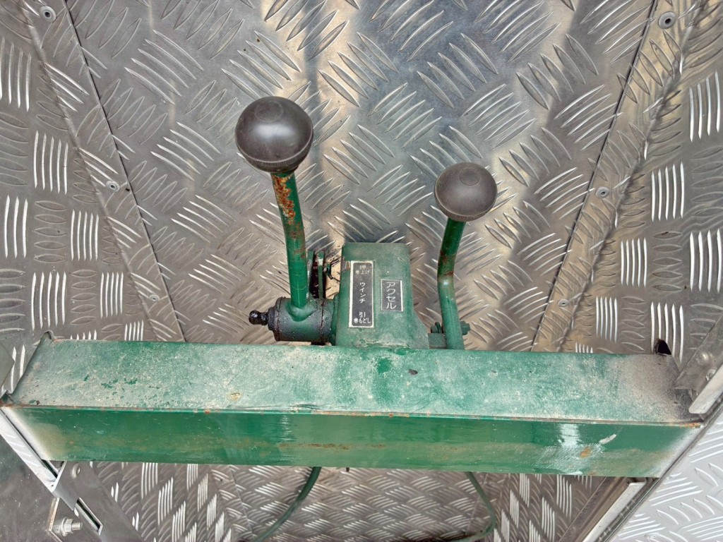 ウインチの操作レバーです。(作動不良)|三菱 ファイター PA-FK61FK(2WD)の写真16