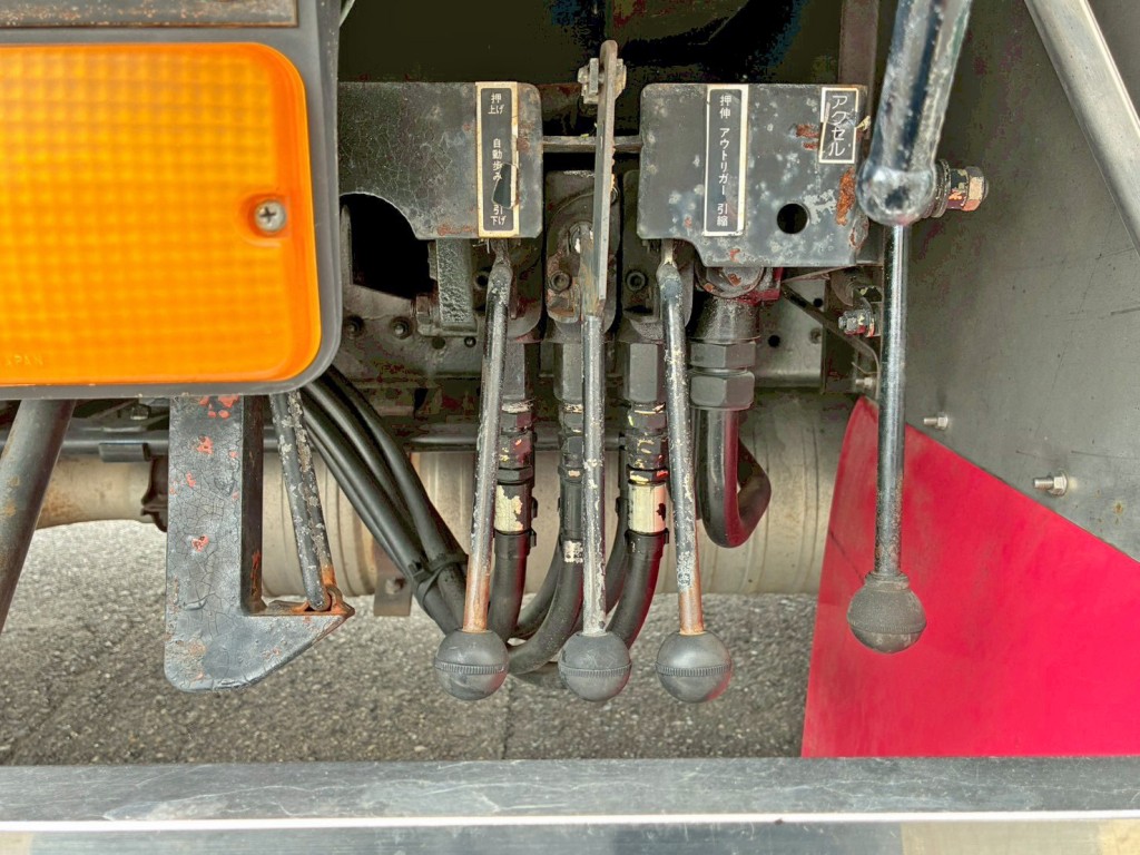 自動歩み、ウインチ、アウトリガーの操作レバーです。|三菱 ファイター PA-FK61FK(2WD)の写真23