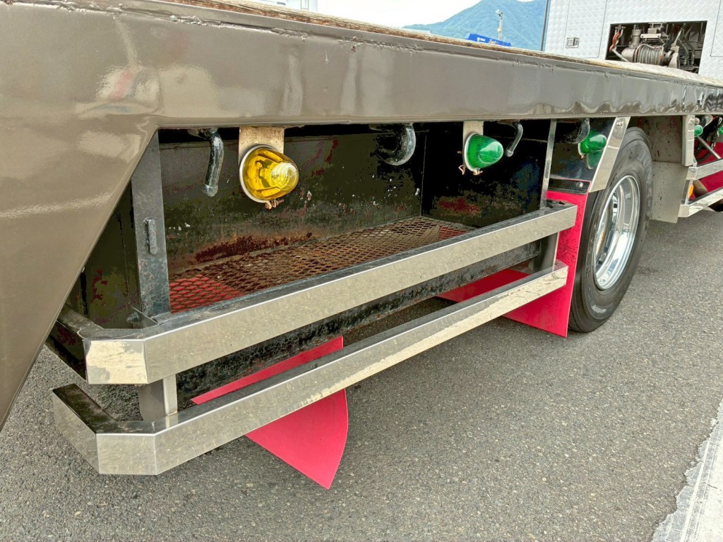 ボディー運転席側後方にリン木入れが付いています。|三菱 ファイター PA-FK61FK(2WD)の写真24