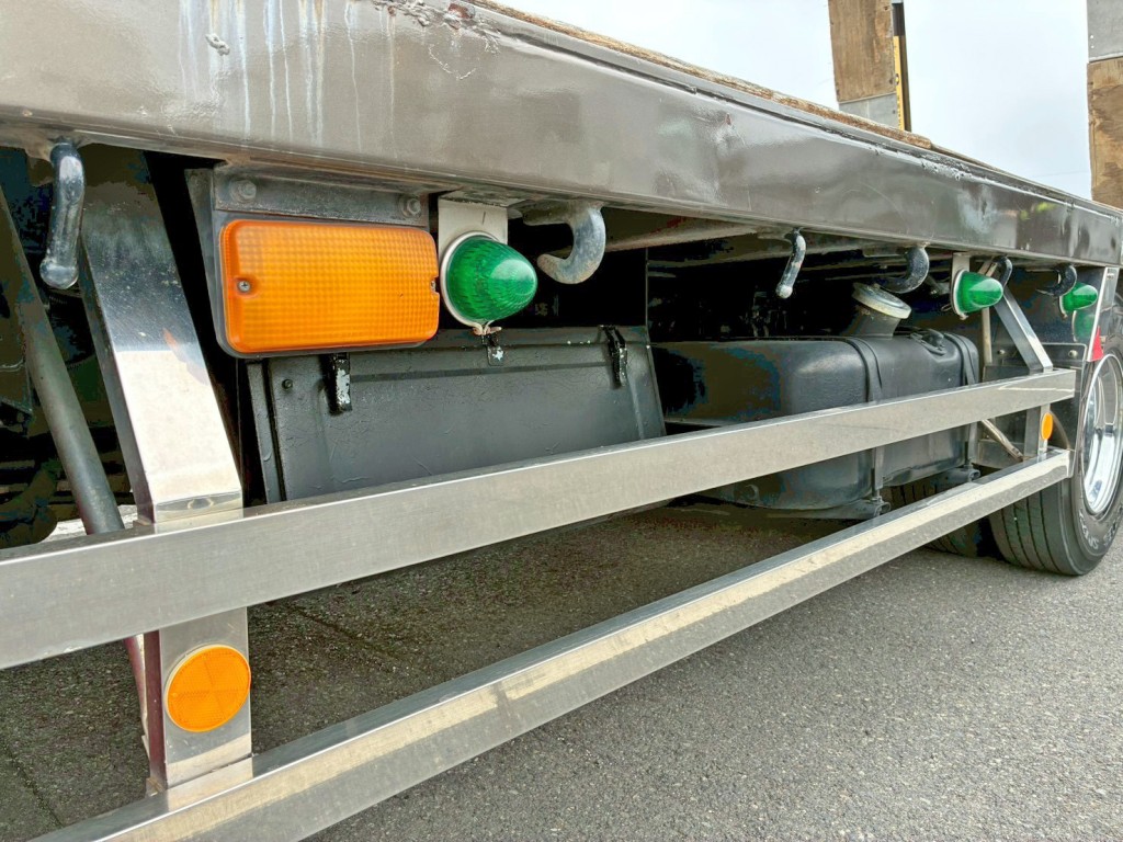 ボディー助手席側中央部に工具箱が付いています。|三菱 ファイター PA-FK61FK(2WD)の写真26