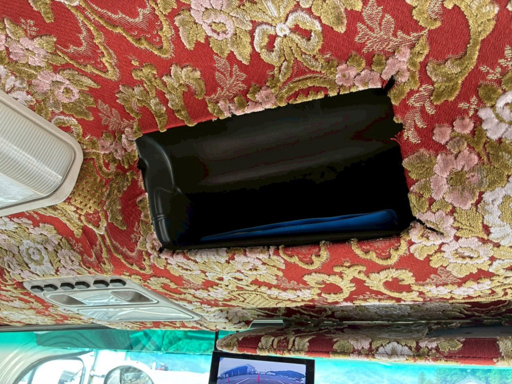 運転席側上部のコンソールボックスのふたが外れています。|三菱 ファイター PA-FK61FK(2WD)の写真33