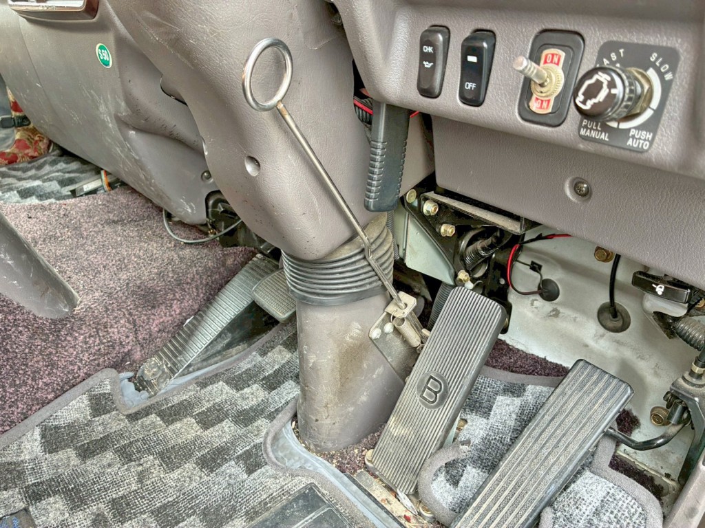 フットブレーキをロックできる棒が付いています。|三菱 ファイター PA-FK61FK(2WD)の写真35