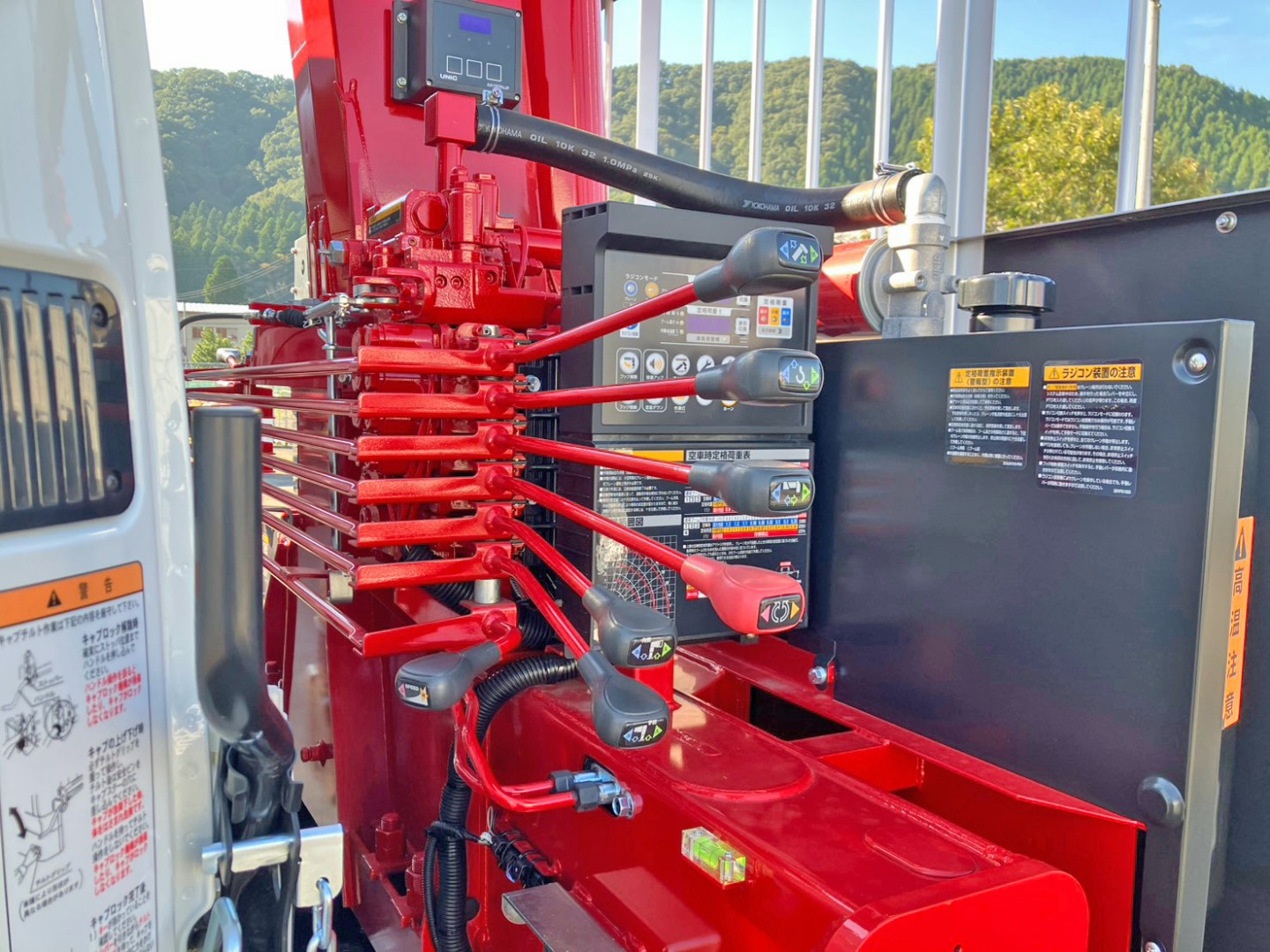 助手席側の操作レバーです。|三菱 ファイター 2KG-FK65F(2WD)の写真13