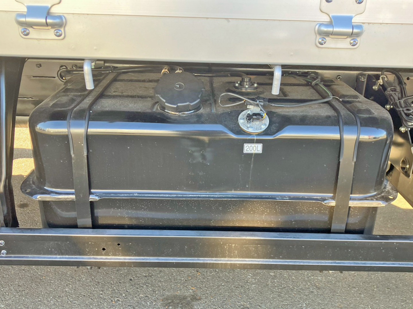 燃料は200Lです。|三菱 ファイター 2KG-FK65F(2WD)の写真17