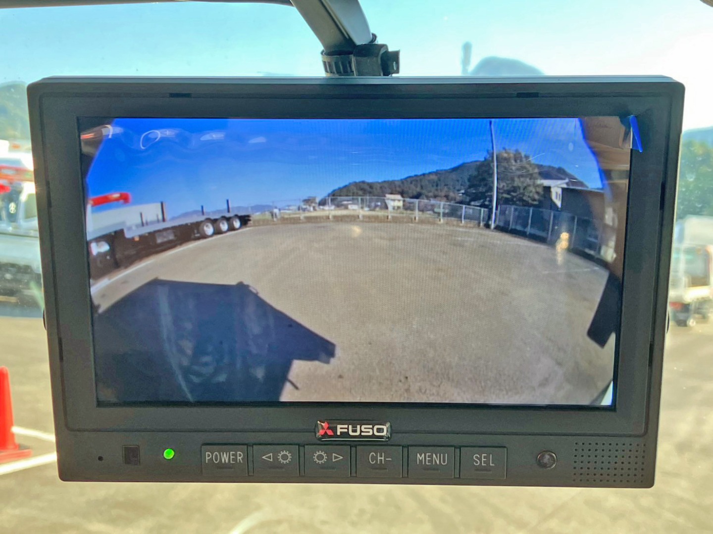 液晶バックモニター付きです。|三菱 ファイター 2KG-FK65F(2WD)の写真19