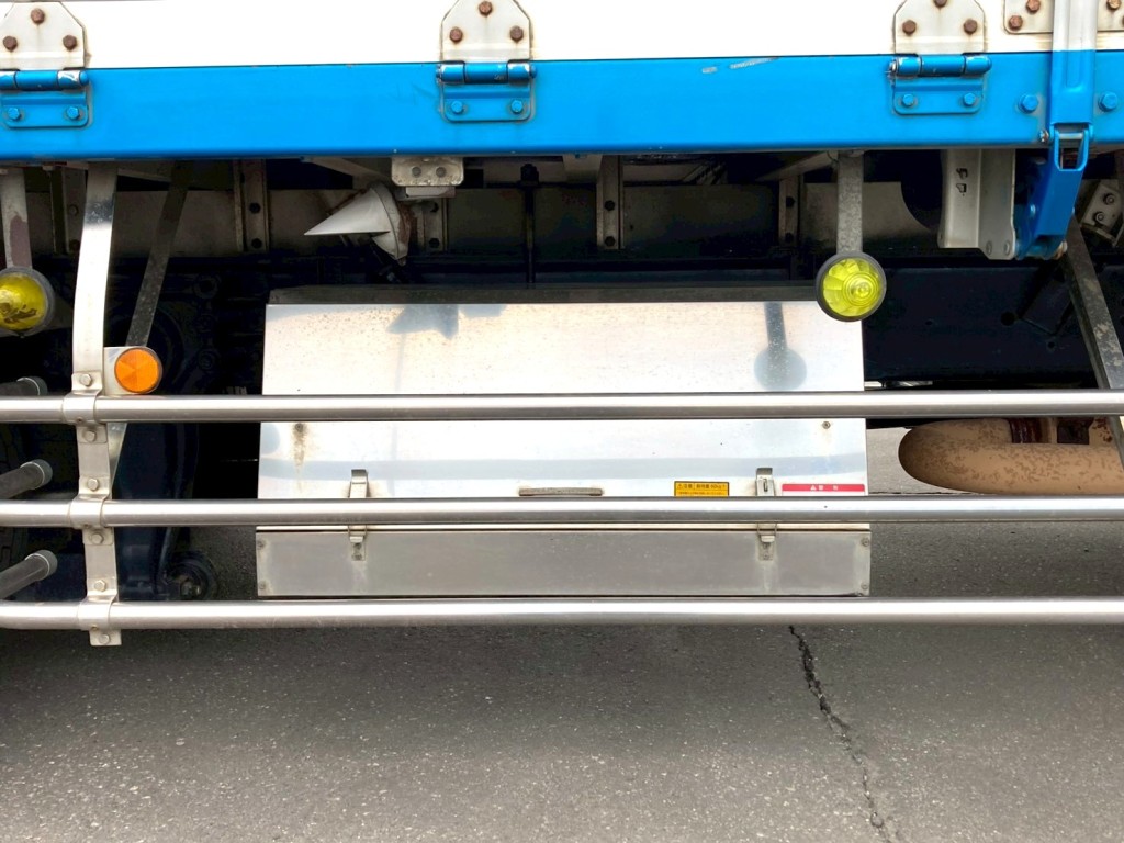 運転席側に工具箱が付いています。|日野 レンジャー BDG-FE8JMWGの写真19