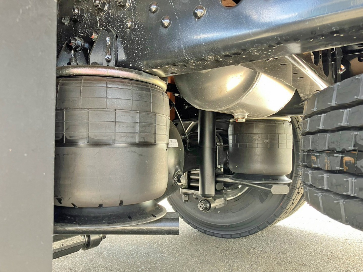 エアサスです。|三菱 ファイター 2KG-FK65F(2WD)の写真5