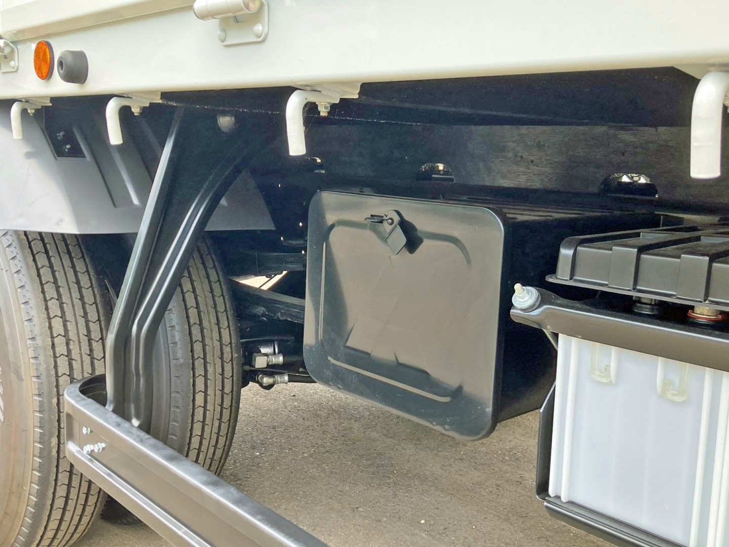運転席側後方に工具箱が付いています。|三菱 ファイター 2KG-FK62F(2WD)の写真11
