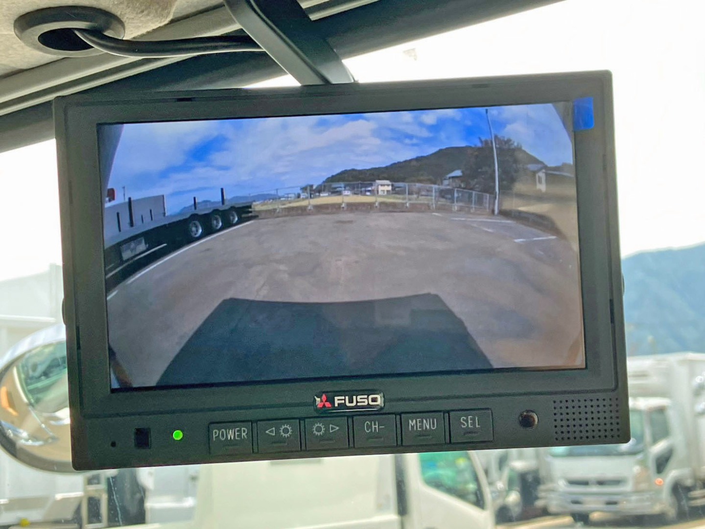 液晶バックモニター付きです。|三菱 ファイター 2KG-FK62F(2WD)の写真14