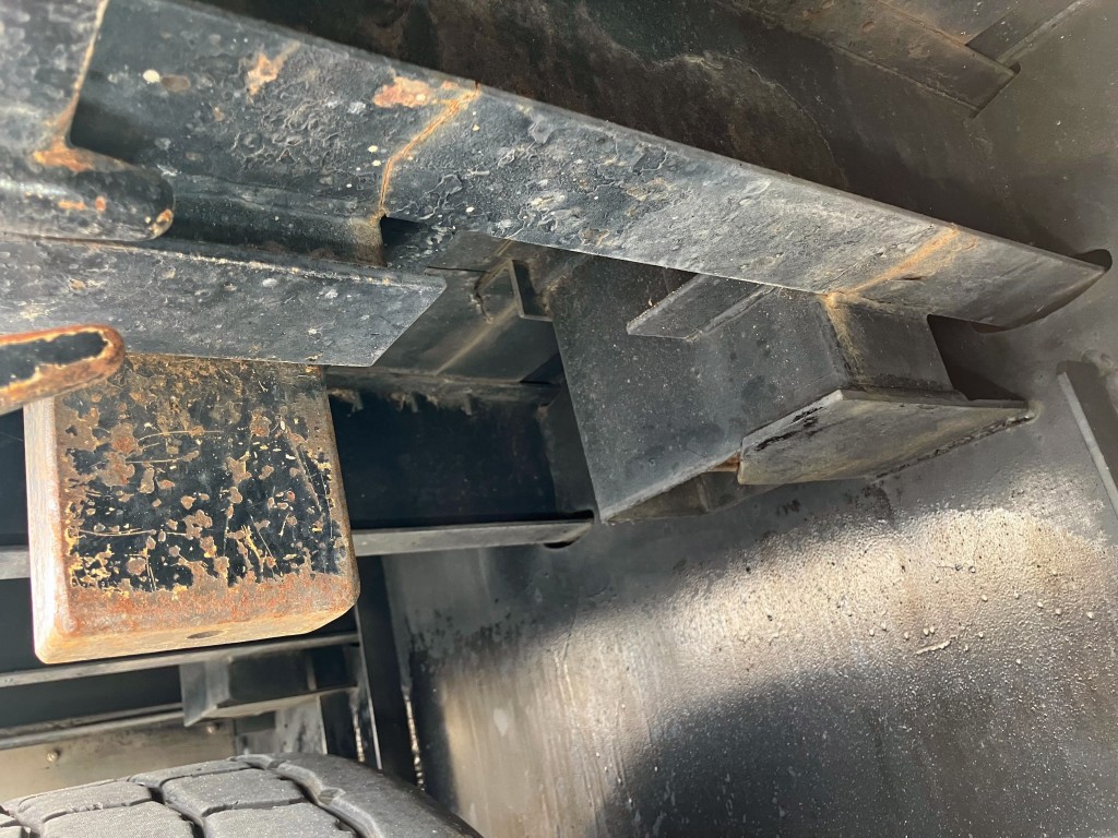 運転席側1・2軸目間の横ネタに亀裂があります。|トレクス PFB332ACの写真14