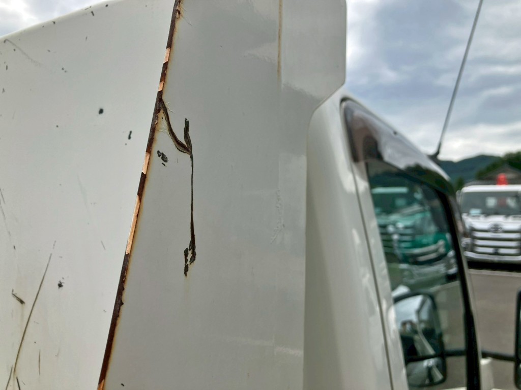プロテクターの運転席側に傷があります。|日野 デュトロ 2RG-XZU600Tの写真15