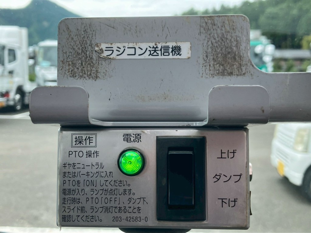 ダンプアップのスイッチです。(キャビン内)|日野 デュトロ 2RG-XZU600Tの写真28