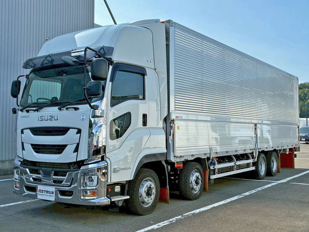 フロント周り、メッキパーツで飾っています。|いすゞ ギガ 2PG-CYJ77Dの写真1