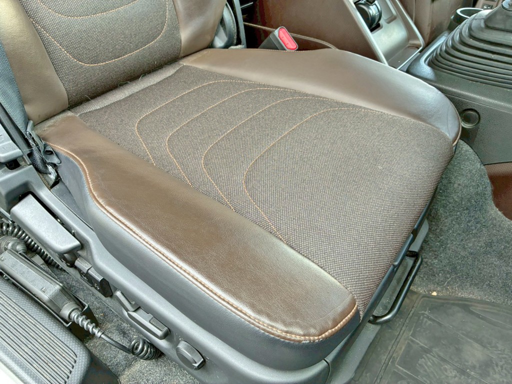 運転席座面にヘタリがあります。|いすゞ ギガ 2PG-CYJ77Dの写真8