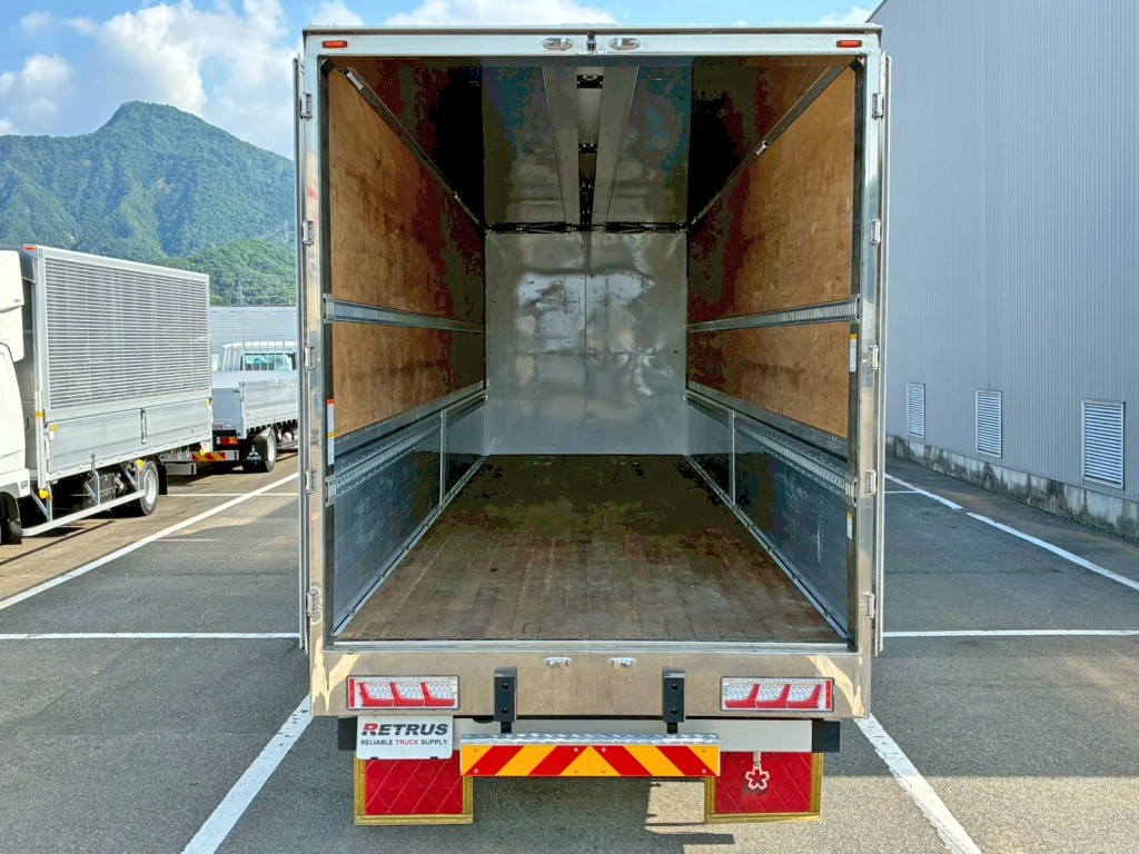 門口周りはステンレス製です。|いすゞ ギガ 2PG-CYJ77Dの写真10