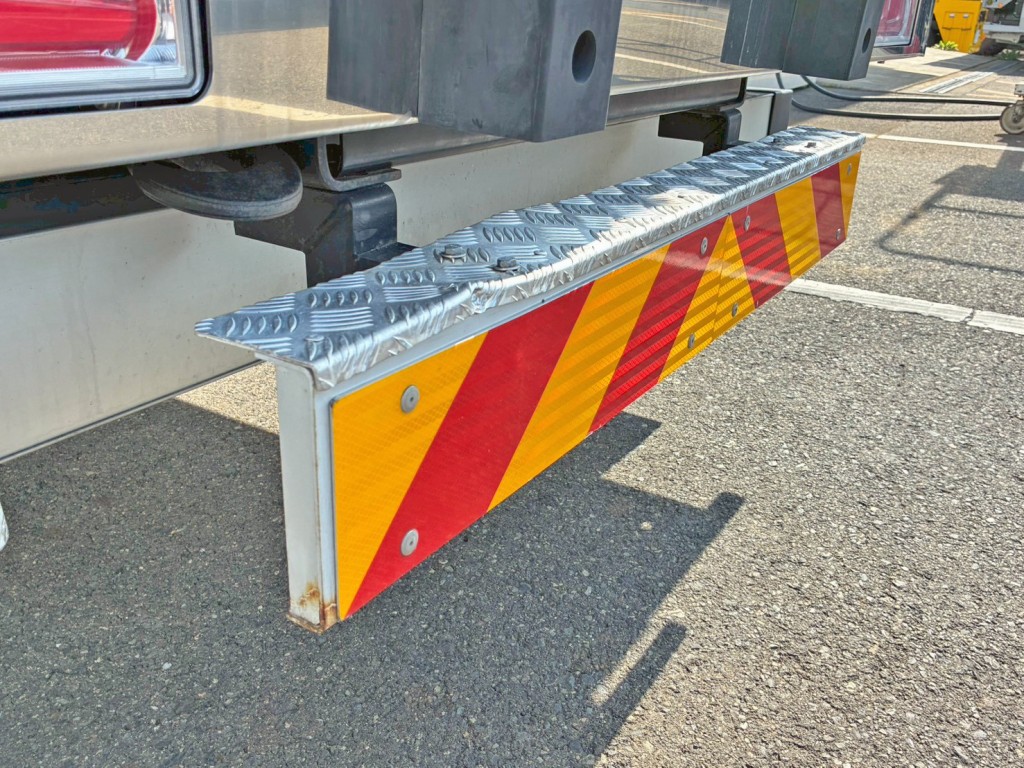 リヤステップ助手席側にヘコミがあります。|いすゞ ギガ 2PG-CYJ77Dの写真17