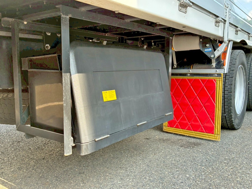 ボディー運転席側後方に工具箱が付いています。|いすゞ ギガ 2PG-CYJ77Dの写真18