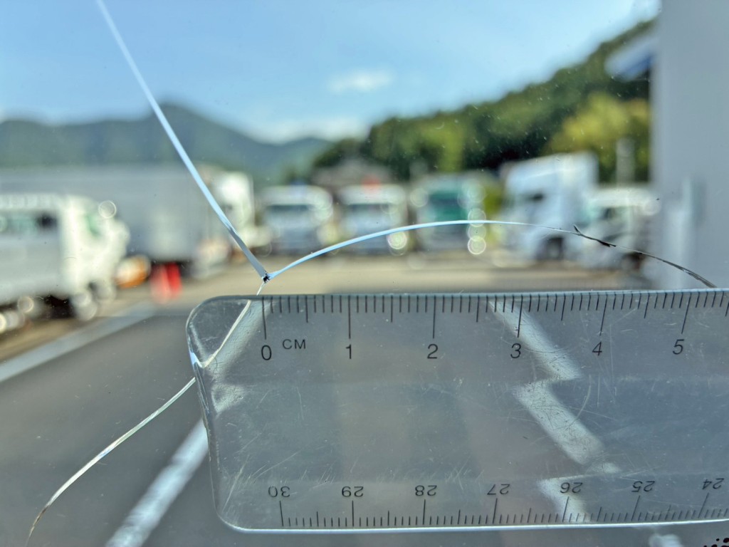 フロントガラスの中央下部に割れがあります。|いすゞ ギガ 2PG-CYJ77Dの写真19