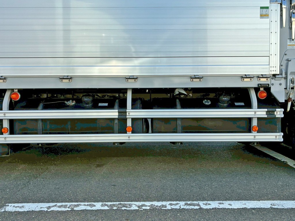 燃料タンクは300Lが2つ付いています。|いすゞ ギガ 2PG-CYJ77Dの写真21