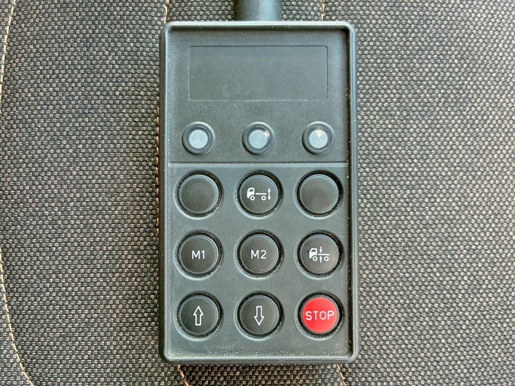 エアサスのコントローラーです。|いすゞ ギガ 2PG-CYJ77Dの写真23