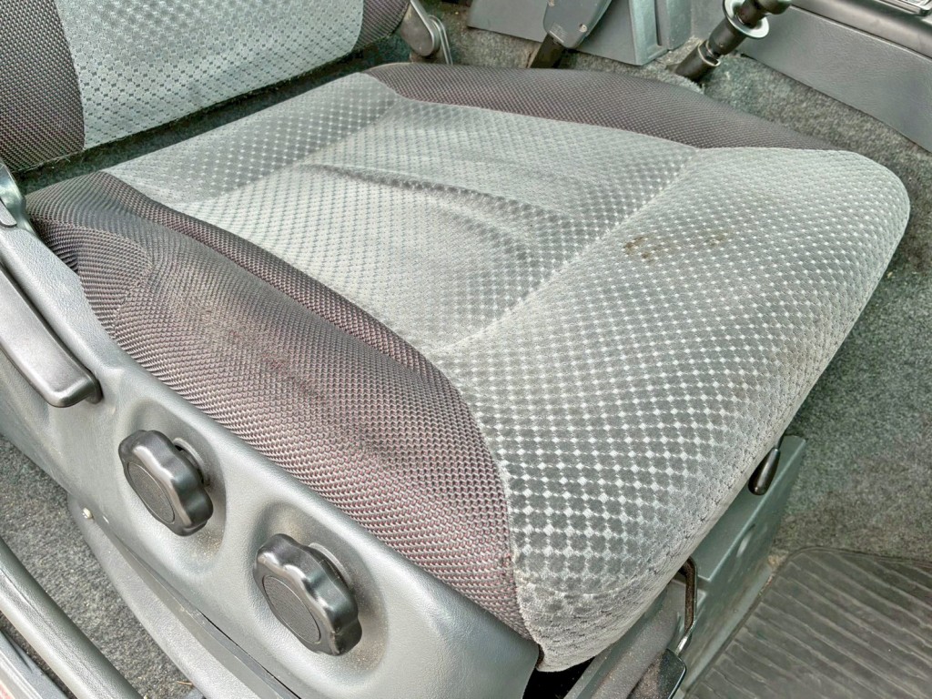 運転席座面にヘタリがあります。|三菱 スーパーグレート LKG-FS54VZの写真8