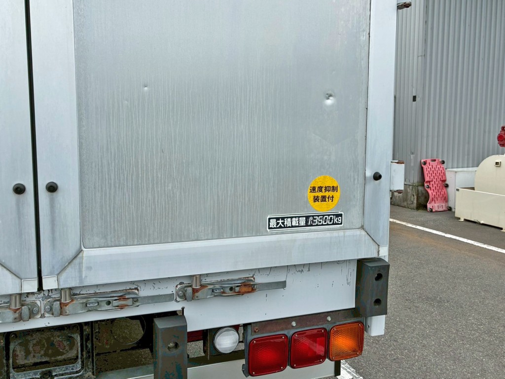 運転席側リヤドア下部にヘコミがあります。|三菱 スーパーグレート LKG-FS54VZの写真11