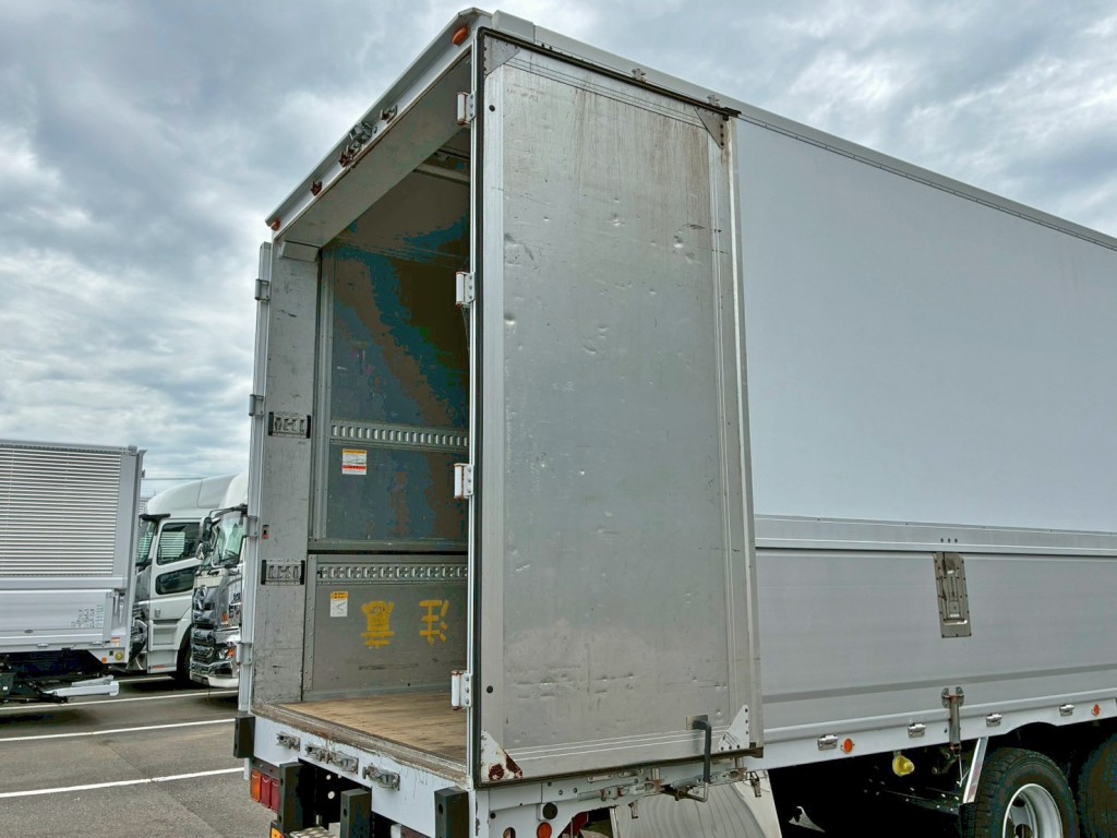 運転席側リヤドア裏側にキズ・ヘコミがあります。|三菱 スーパーグレート LKG-FS54VZの写真14