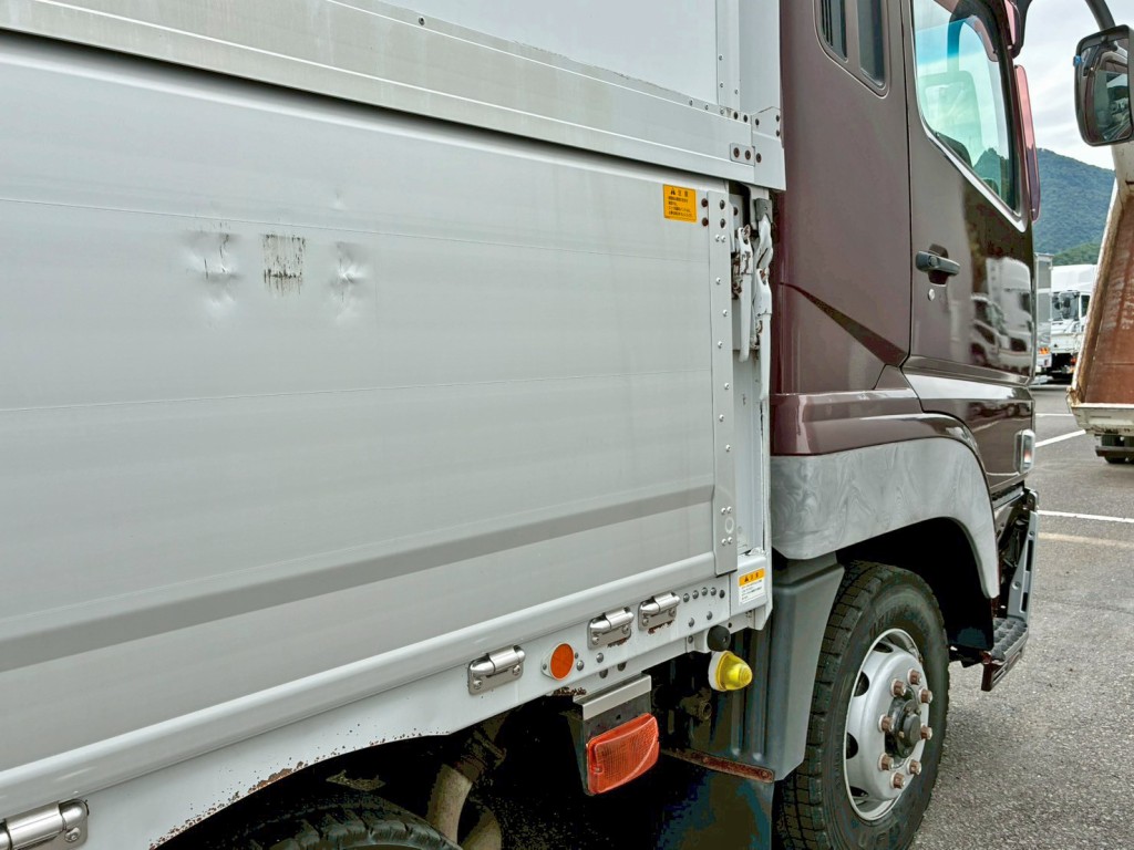 運転席側アオリ前方にヘコミがあります。|三菱 スーパーグレート LKG-FS54VZの写真21