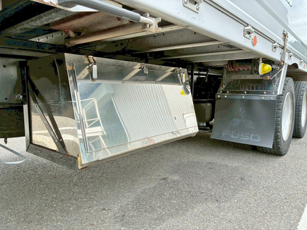 ボディー運転席側後方にステンレス製の工具箱が付いています。|三菱 スーパーグレート LKG-FS54VZの写真30